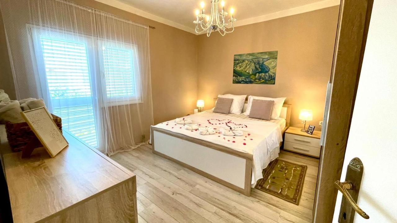Apartment For 6 + Free Parking Place Zadar Exterior photo